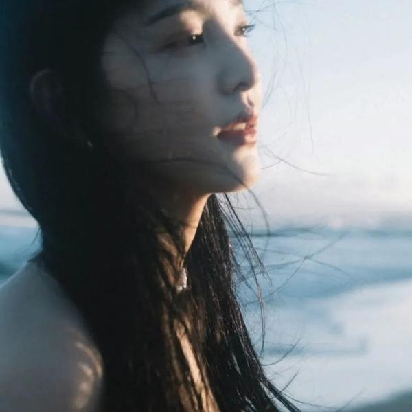 挥着翅膀的女孩